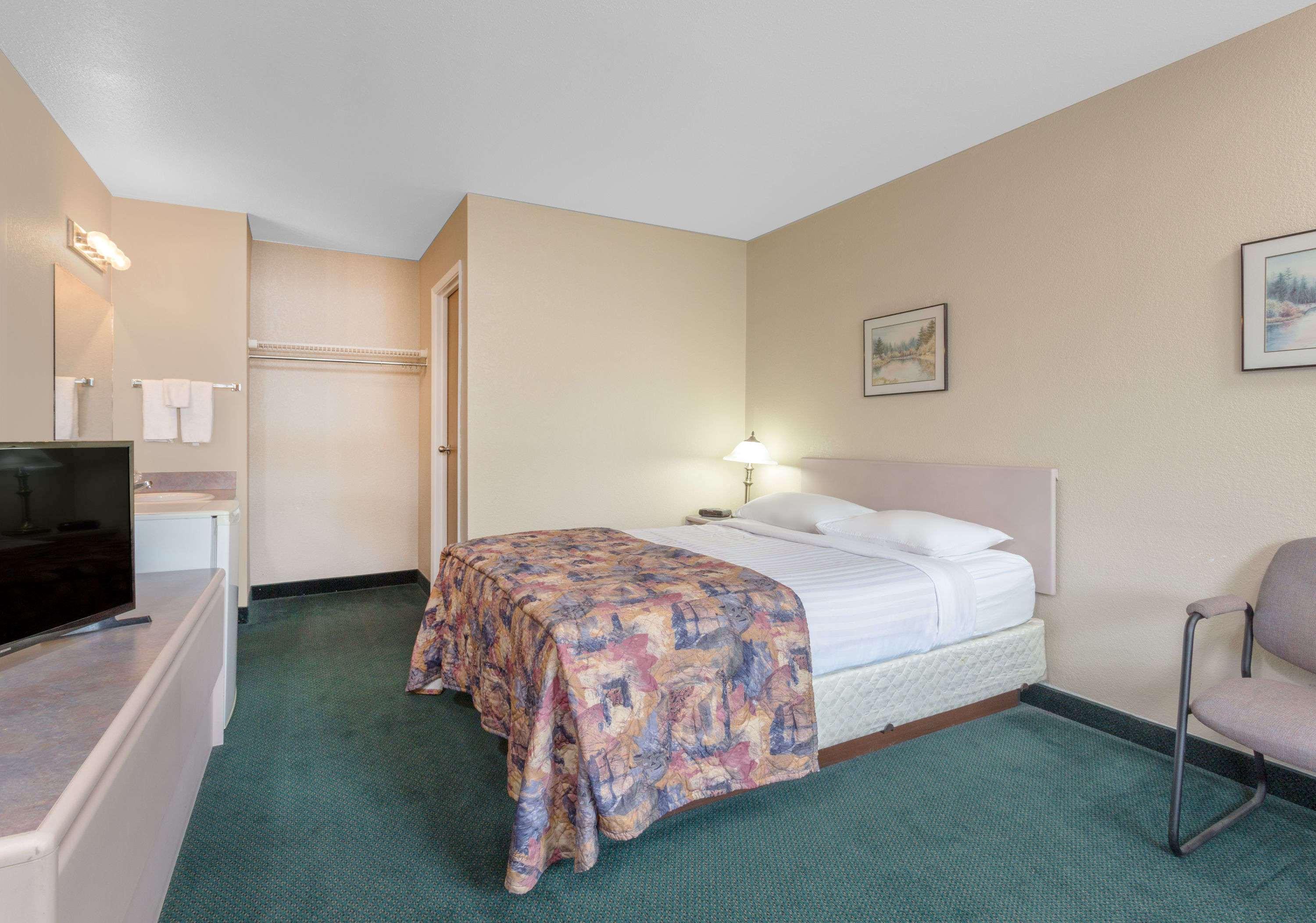Super 8 By Wyndham Golden Hotell Exteriör bild