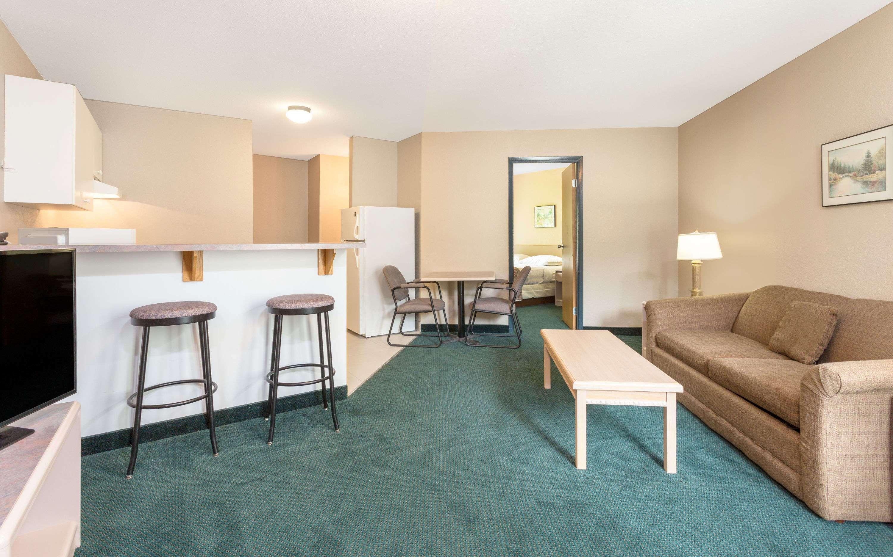 Super 8 By Wyndham Golden Hotell Exteriör bild