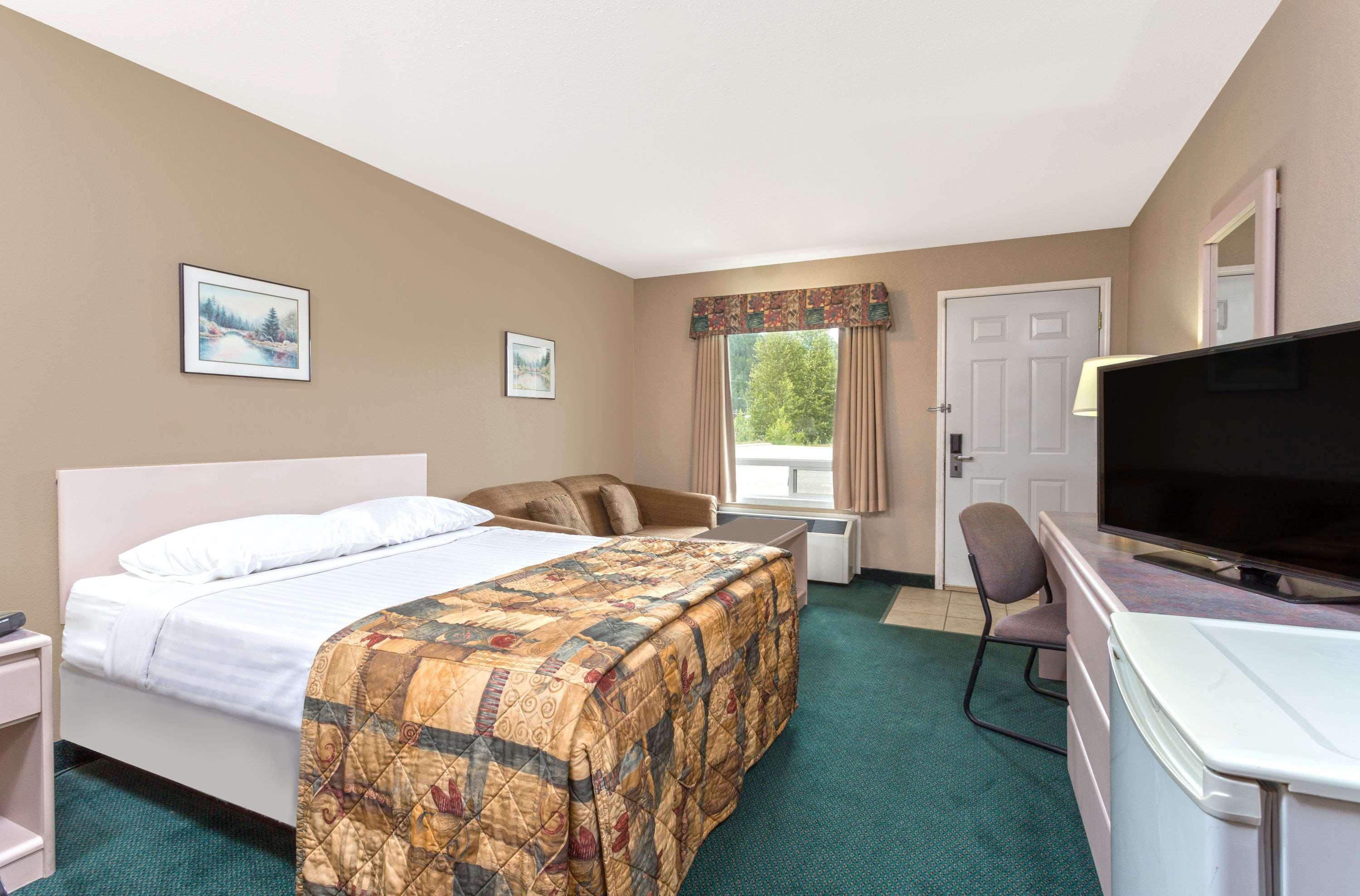 Super 8 By Wyndham Golden Hotell Exteriör bild