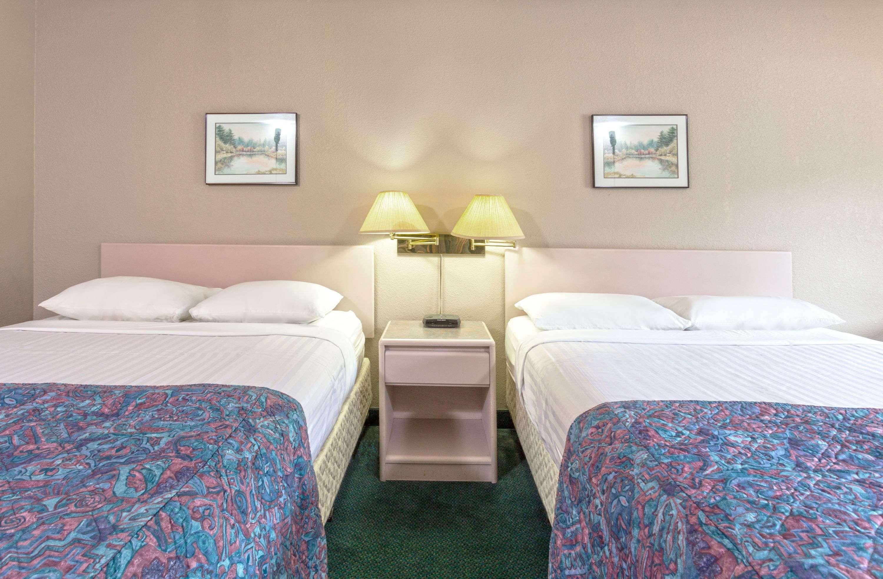 Super 8 By Wyndham Golden Hotell Exteriör bild