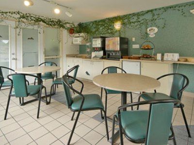 Super 8 By Wyndham Golden Hotell Restaurang bild