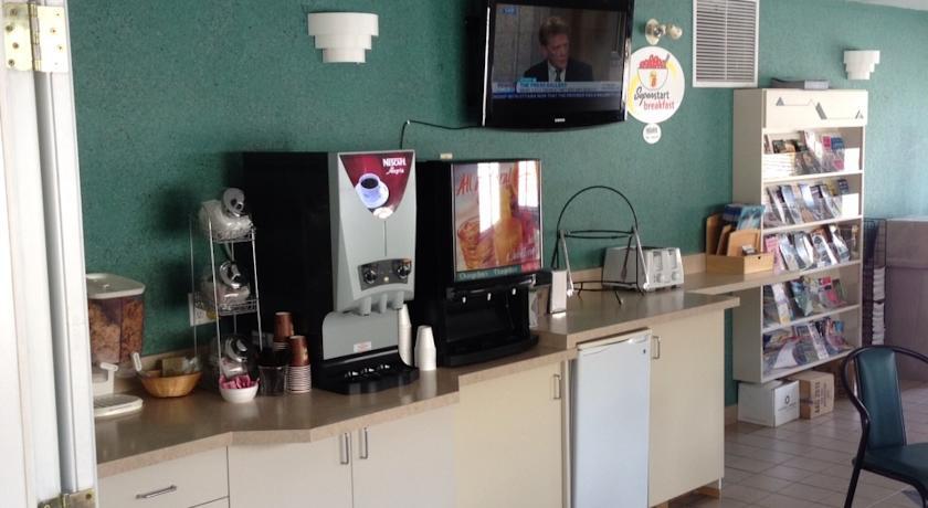 Super 8 By Wyndham Golden Hotell Exteriör bild